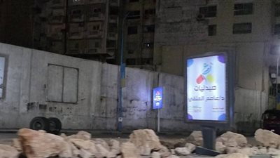 عودة الحركة المرورية لطبيعتها بطريق كورنيش الإسكندرية بعد إزالة حمولة سيارة 