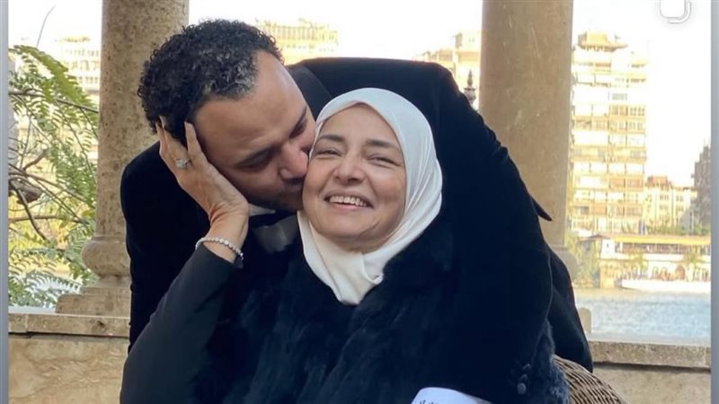 أحمد خالد صالح ووالدته