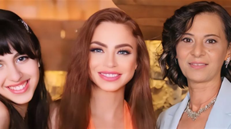 دوللي شاهين ووالدتها