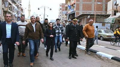 محافظ البحيرة تتابع حملة لإزالة الإشغالات وتوجه بنقل السوق العشوائي