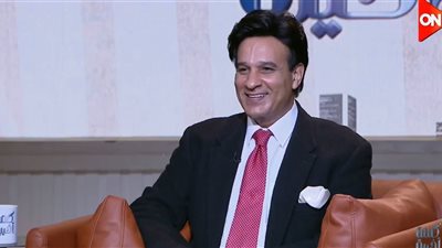 حسن فؤاد يكشف كواليس تتر مسلسل «أرابيسك»: عمار الشريعي رماني في البحر