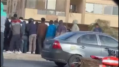 إنقلاب سيارة ملاكي أعلى محور جمال عبد الناصر بالقاهرة الجديدة