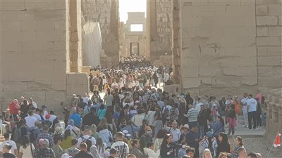 مافيش مكان جوه الكرنك.. زحام سياحي عالمي على معابد الكرنك 