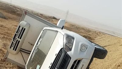 إصابة شخص في انقلاب سيارة ثلاجة بطريق السويس ـ الاسماعيلية 