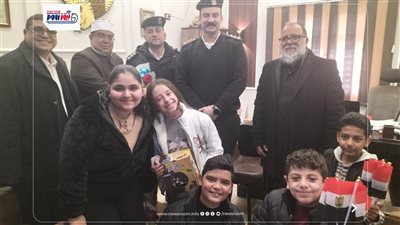 بالورود ورسائل المحبة.. زيارة إنسانية لأبناء المنيا لتهنئة رجال الشرطة بعيدهم