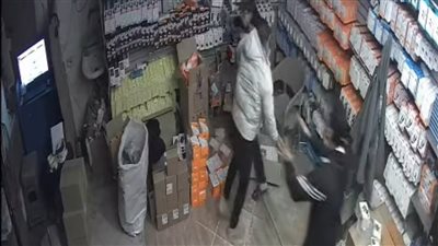 القبض على المتهمين بالتعدي علي صاحب محل هواتف بمنطقة حلوان