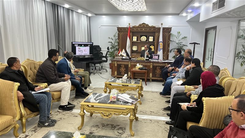 محافظ قنا
