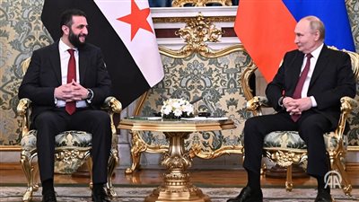 الرئيس السوري يكسر البروتوكول ليلقي التحية على وزير الدفاع الروسي 