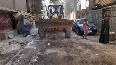 محافظ أسيوط: حملات يومية لتمهيد الشوارع غير المرصوفة بالقرى والنجوع 