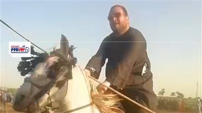 بالفيديو :الخيل والليل والبيداء تعرفني.. ابن عميد الخيالة يشارك بمرماح القنائي