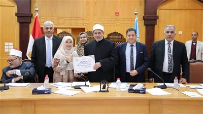 رئيس جامعة الأزهر يكرِّم الطالبة الإندونيسية «ييلي بوترياني» 