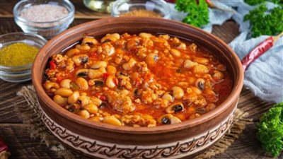 لوبيا باللحمة المفرومة .. وصفة منزلية شرقية بطعم غني ولذيذ 	