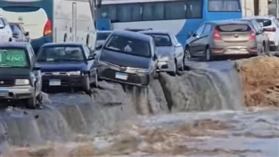انفجار ماسورة مياه بالقرب من معرض القاهرة الدولي للكتاب يتسبب في كثافات مرورية