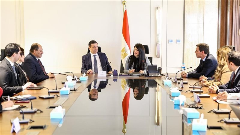 المشاط أثناء توقيع