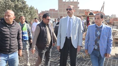 محافظ سوهاج يتفقد مشروعات الرصف ويزور البعثة الأثرية بالبلينا