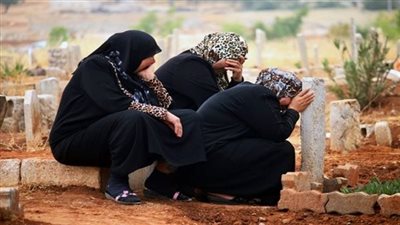 عادات شائعة عند المصيبة.. لماذا نهى الرسول عن ذهاب النساء إلى المقابر؟ 