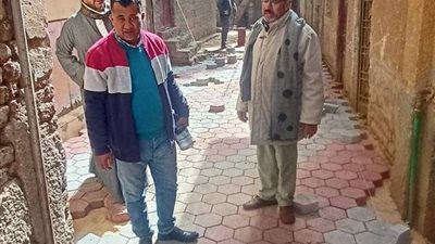 استمرار أعمال تركيب بلاط الإنترلوك بمدينة أبنوب ضمن الخطة الاستثمارية 2025-202