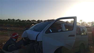 إصابة 10 أشخاص إثر انقلاب سيارة ميكروباص بالطريق الساحلي بالبحيرة