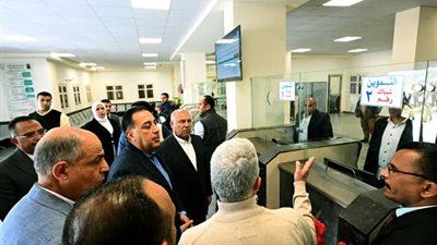 رئيس الوزراء يتفقد سير العمل بالمركز التكنولوجي بقرية 