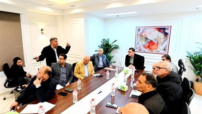 وزير الإسكان يعقد اجتماعًا بمقر جهاز 