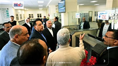 رئيس الوزراء يتفقد المركز التكنولوجي بقرية 