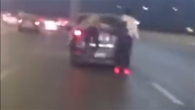 عرضا حياتهما للخطر.. الأجهزة الأمنية تفحص فيديو لشابين يلعبان بـ الإسكيت