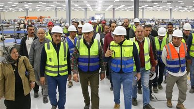 وزير قطاع الأعمال يتفقد المرحلة الثانية من المشروع القومي لتطوير صناعة الغزل