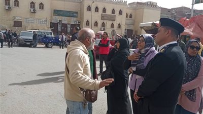 حي الأربعين بالسويس يواصل رفع كفاءة الإنارة وحملات الإشغالات وإزالة التعديات