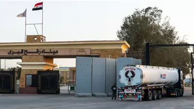 مراسل القاهرة الإخبارية: أعداد هائلة من الفلسطينيين تنتظر العبور عبر معبر رفح
