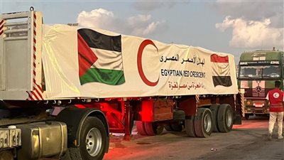 الهلال الأحمر يؤكد جاهزيته ويدفع قافلة «زاد العزة» بـ 6,280 طنًا من المساعدات