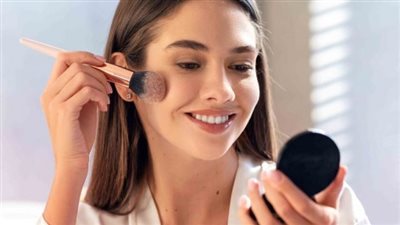 المكياج والسن.. أخطاء التجميل الشائعة التي تجعلك تبدين أكبر