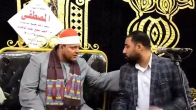 العزاء يتحول إلى مشاجرة.. اشتباك بالأيدي بين قارئ العزاء وأحد الحاضرين