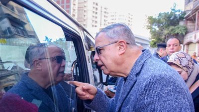 محافظ الإسكندرية يتفقد تشغيل وسائل النقل البديلة لترام الرمل 