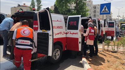 توافد سيارات الإسعاف على مستشفى الهلال الأحمر بخان يونس لنقل المصابين من غزة