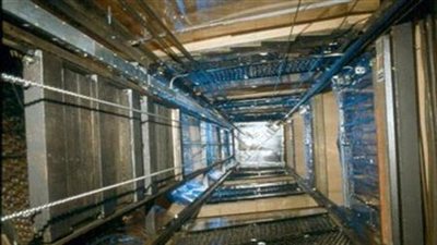 بسبب عطل به.. مصرع موظف أثر سقوطه من المصعد بالطالبية