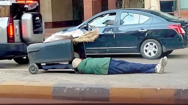 عامل النظافة 