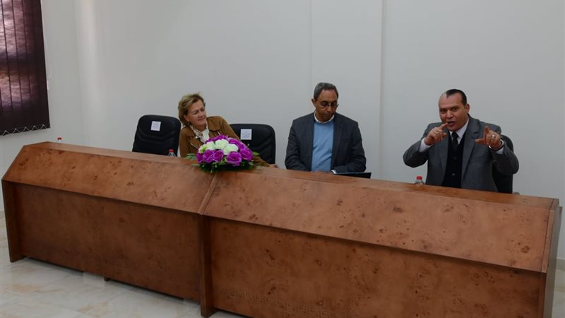محافظ قنا