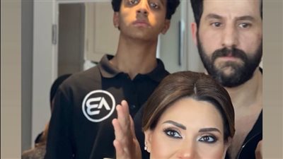 وضع لمساته لإطلالتها.. من هو مصفف شعر سيد الأعمال دينا طلعت؟