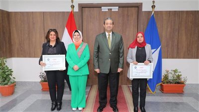 محافظ دمياط يكرم القيادات والعاملين المتميزين ويحتفل بالإنجازات الحكومية