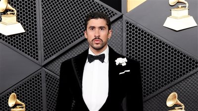 النجم العالمي باد باني يرتدي بدلة نسائية في حفل توزيع جوائز جرامي 2026
