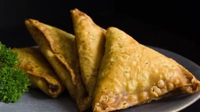 طريقة عمل السمبوسة بحشوة اللحم والخضار.. وصفة سهلة وشهية