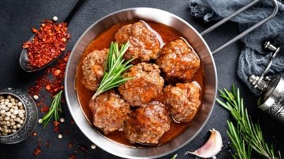 طريقة تحضير كرات اللحم بالصلصة.. سر الطعم الشهي في دقائق