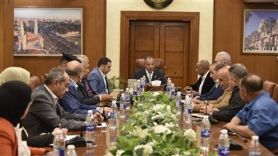 محافظ بورسعيد يتابع حملات إزالة الإشغالات وأعمال النظافة مع رؤساء الأحياء 