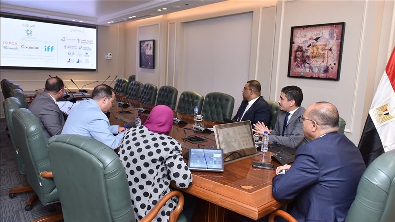 وزير العمل يستقبل