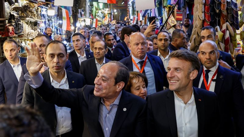 الرئيس السيسي يصطحب