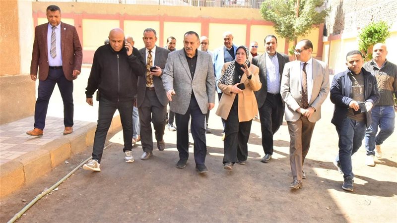 محافظ اسيوط أثناء