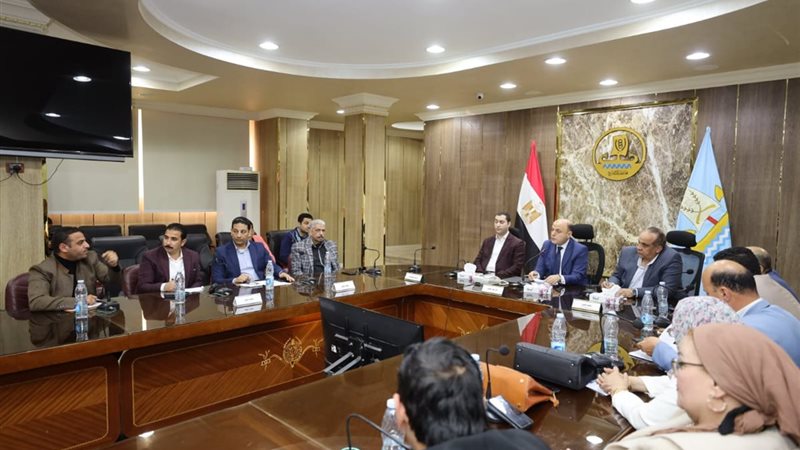خلال لقاء المحافظ