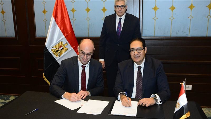 جانب من توقيع اتفاقية