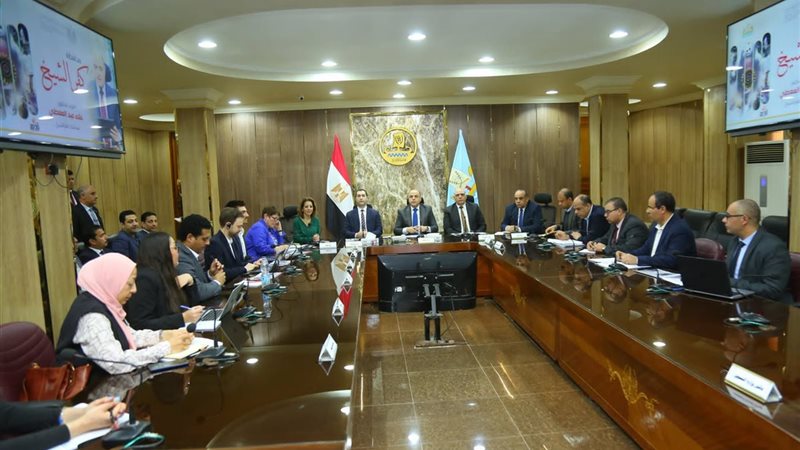 صور من اجتماع محافظ