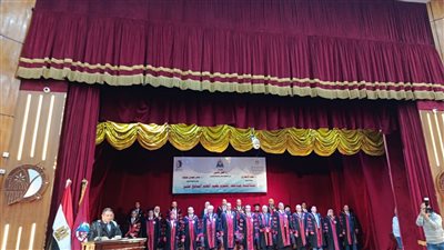 جامعة الفيوم تكرم 1200 من أبناء الجامعة في احتفالية عيد العلم الـ 17